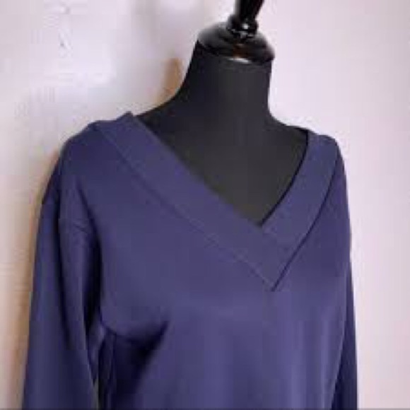 J.O.A Los Angeles Navy Blue V-neck Dressy Sweatshirt Pleated Cuffs Top Medium - Picture 4 of 8